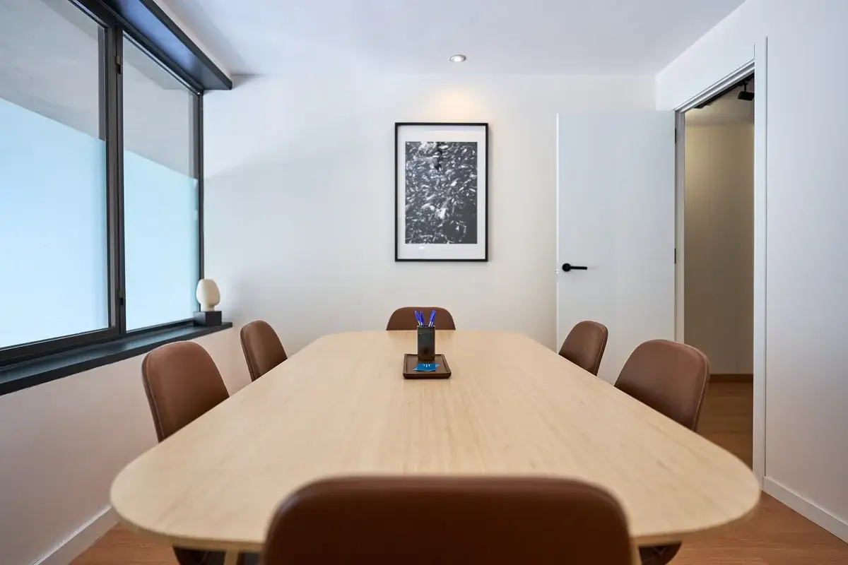 Sala de reuniones, con el ventanal a la calle
